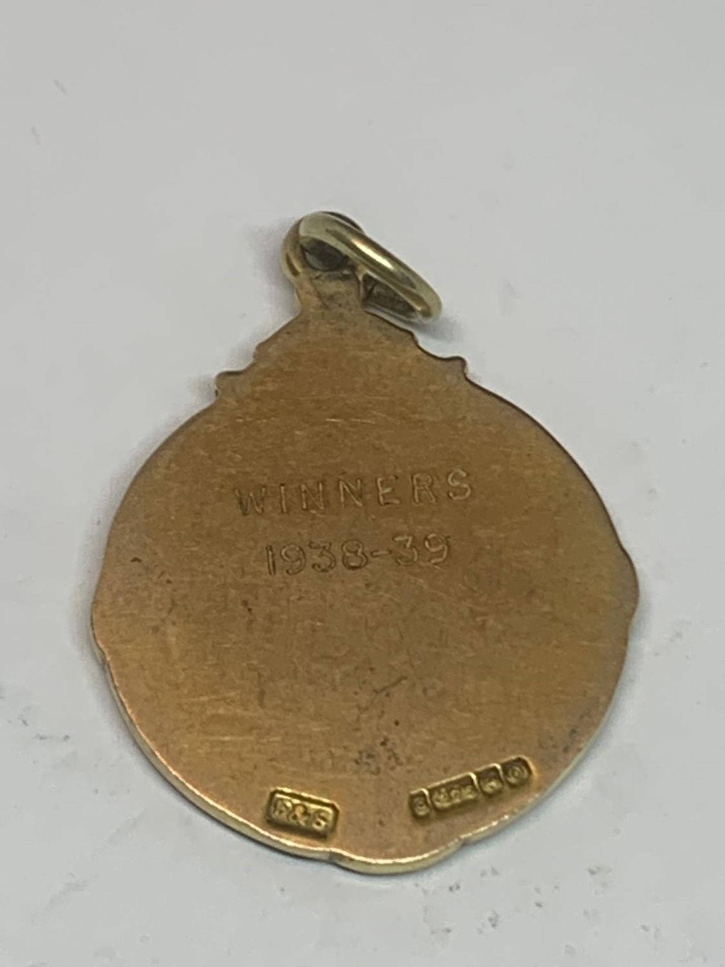 A HALLMARKED 9 CARAT GOLD NORTHERN RUGBY LEAGUE FOOTBALL MEDAL ENGRAVED WINNERS 1938-39 GROSS WEIGHT - Image 2 of 5