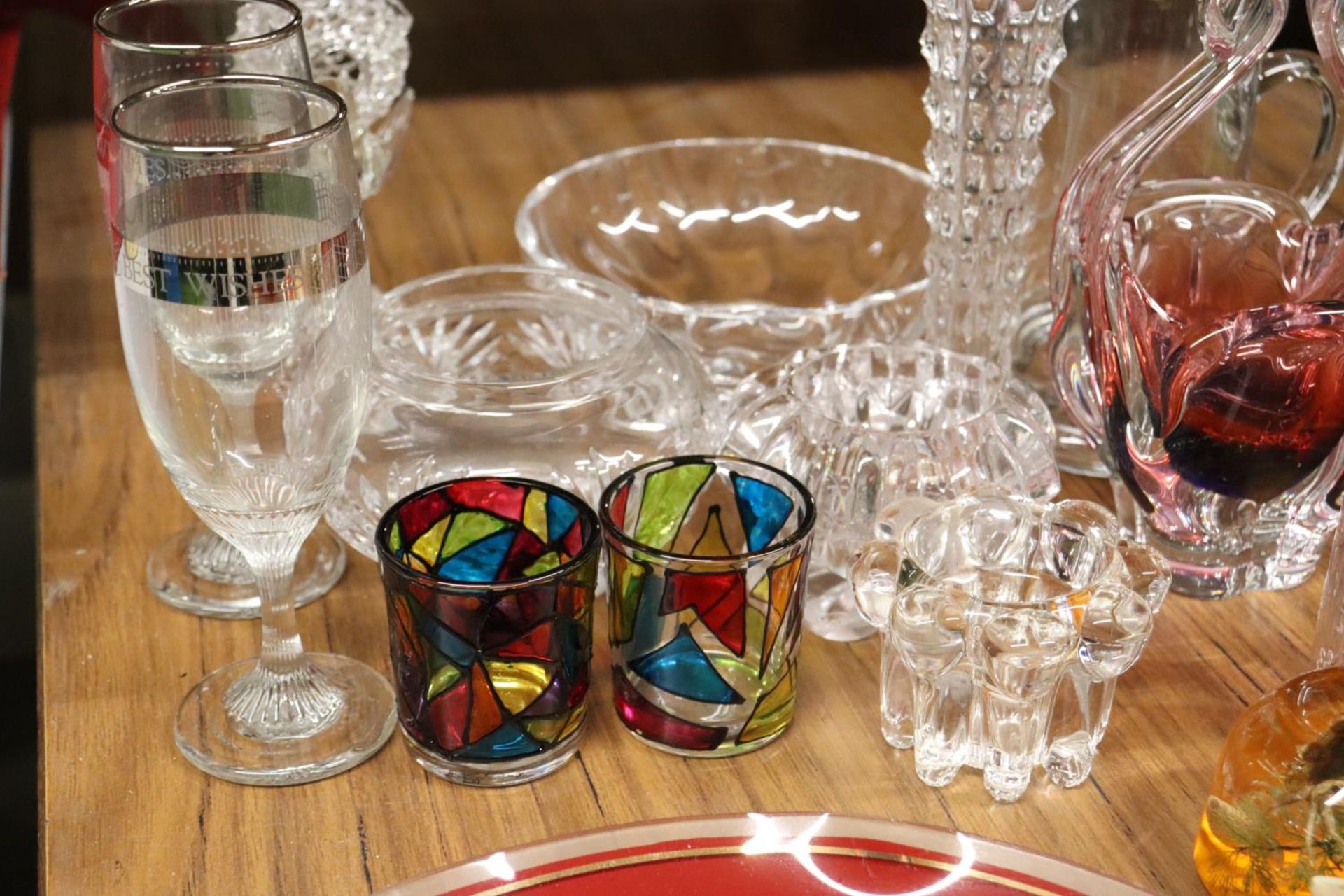 A QUANTITY OF GLASSWARE TO INCLUDE PAPERWEIGHTS, CANDLE HOLDERS, A SCOTLAND WALL PLATE, BOWLS, ETC - Image 5 of 6