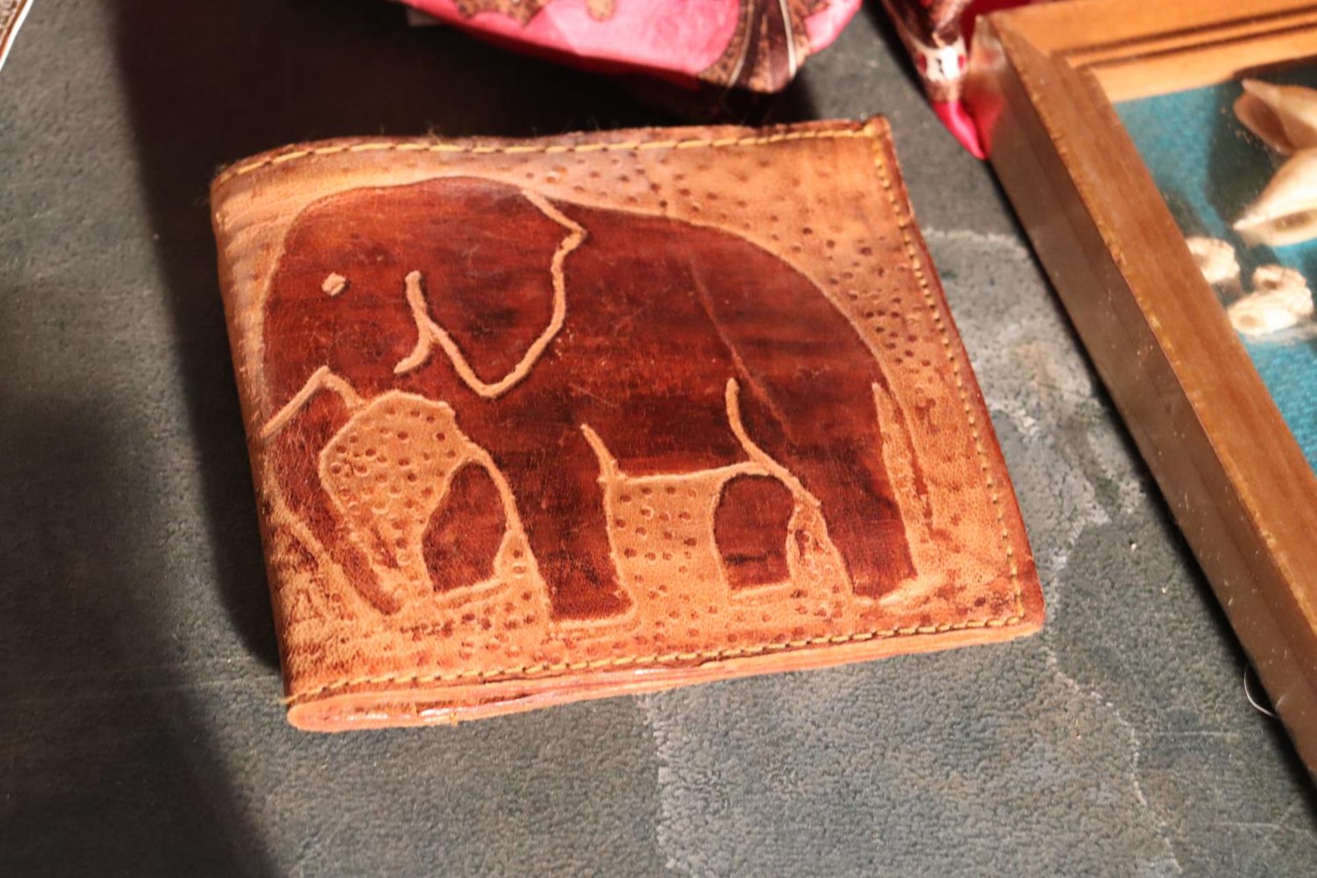 A VINTAGE LADIES HANDBAG, SCARF, ELEPHANT WALLET, TEA CARDS AND A FRAMED SHELL PICTURE - Image 4 of 6