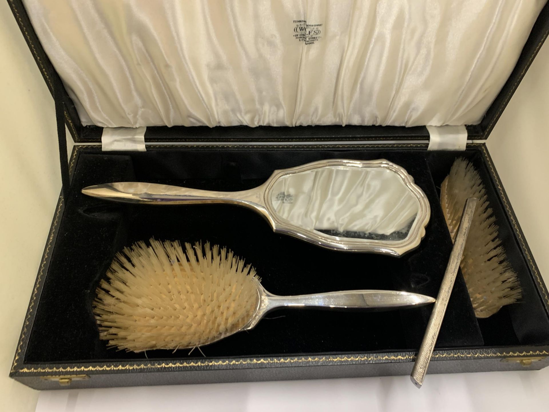 A HALLMARKED BIRMINGHAM SILVER BRUSH AND MIRROR SET IN ORIGINAL BOX (COMB A/F) - Image 3 of 5