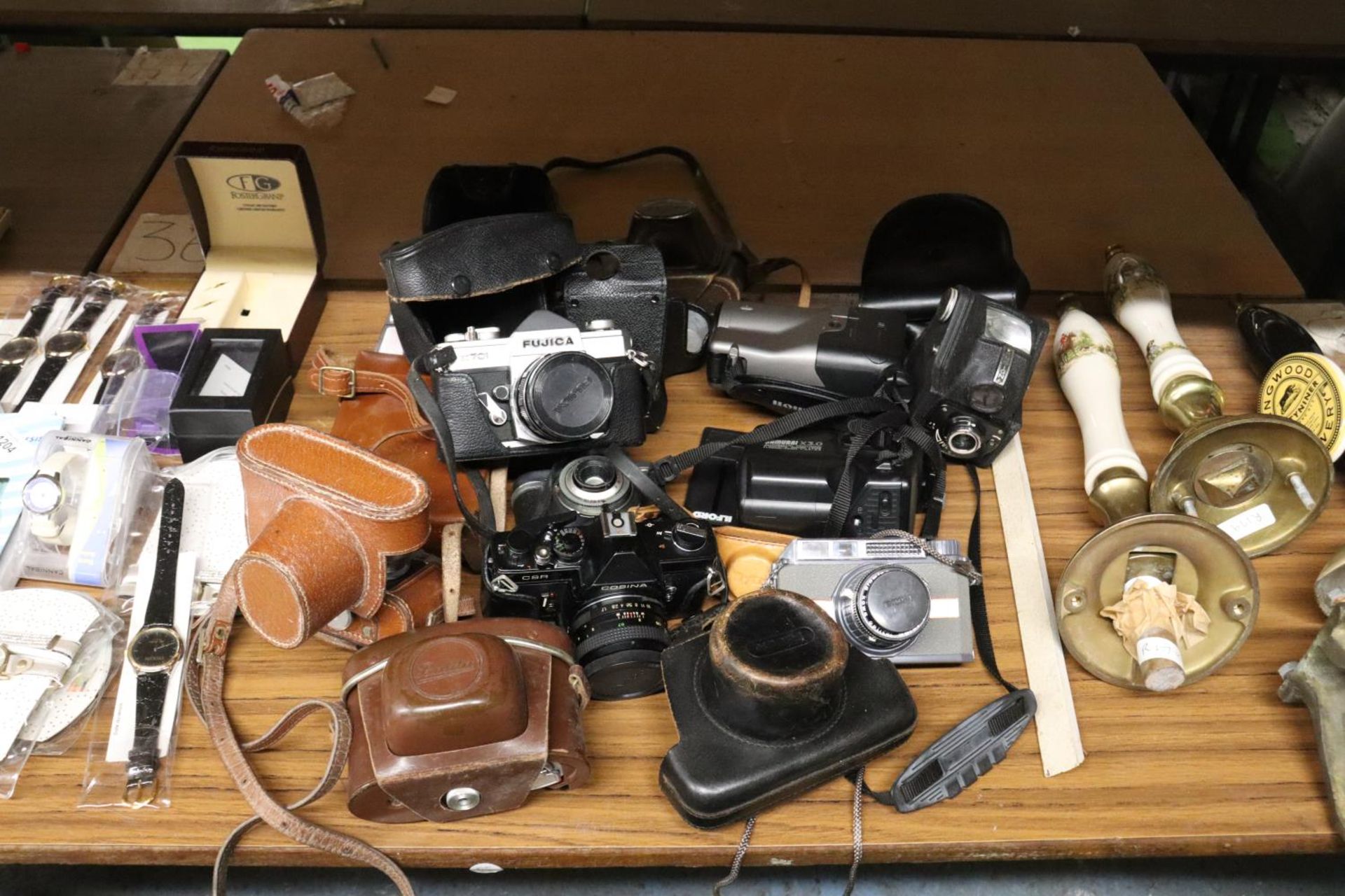 A COLLECTION OF VINTAGE CAMERAS TO INCLUDE COSINA CSR, ENSIGN FUL-VUE, FUJICA ST701, ROBOT STAR,