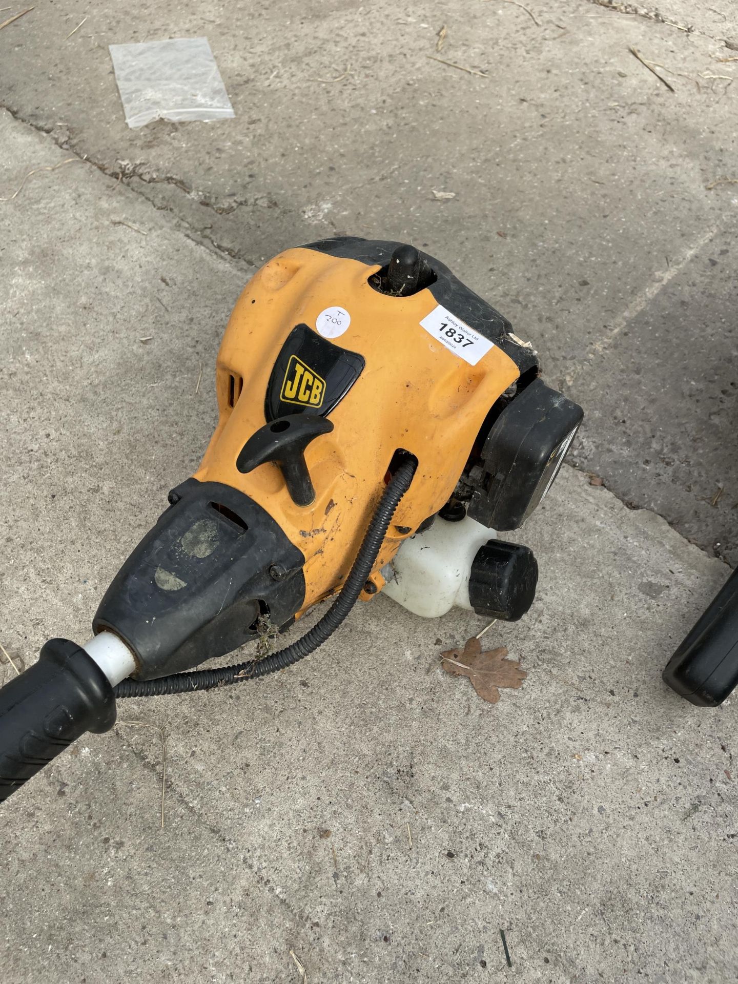 A JCB PETROL ENGINE GRASS STRIMMER - Image 2 of 2