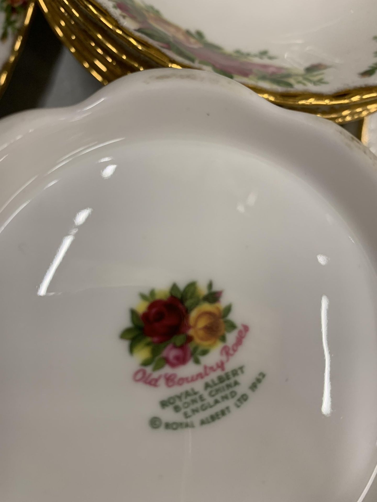 A VERY LARGE COLLECTION OF ROYAL ALBERT OLD COUNTRY ROSES TO INCLUDE TRIOS, JUGS, SUGAR BOWLS, - Image 6 of 9