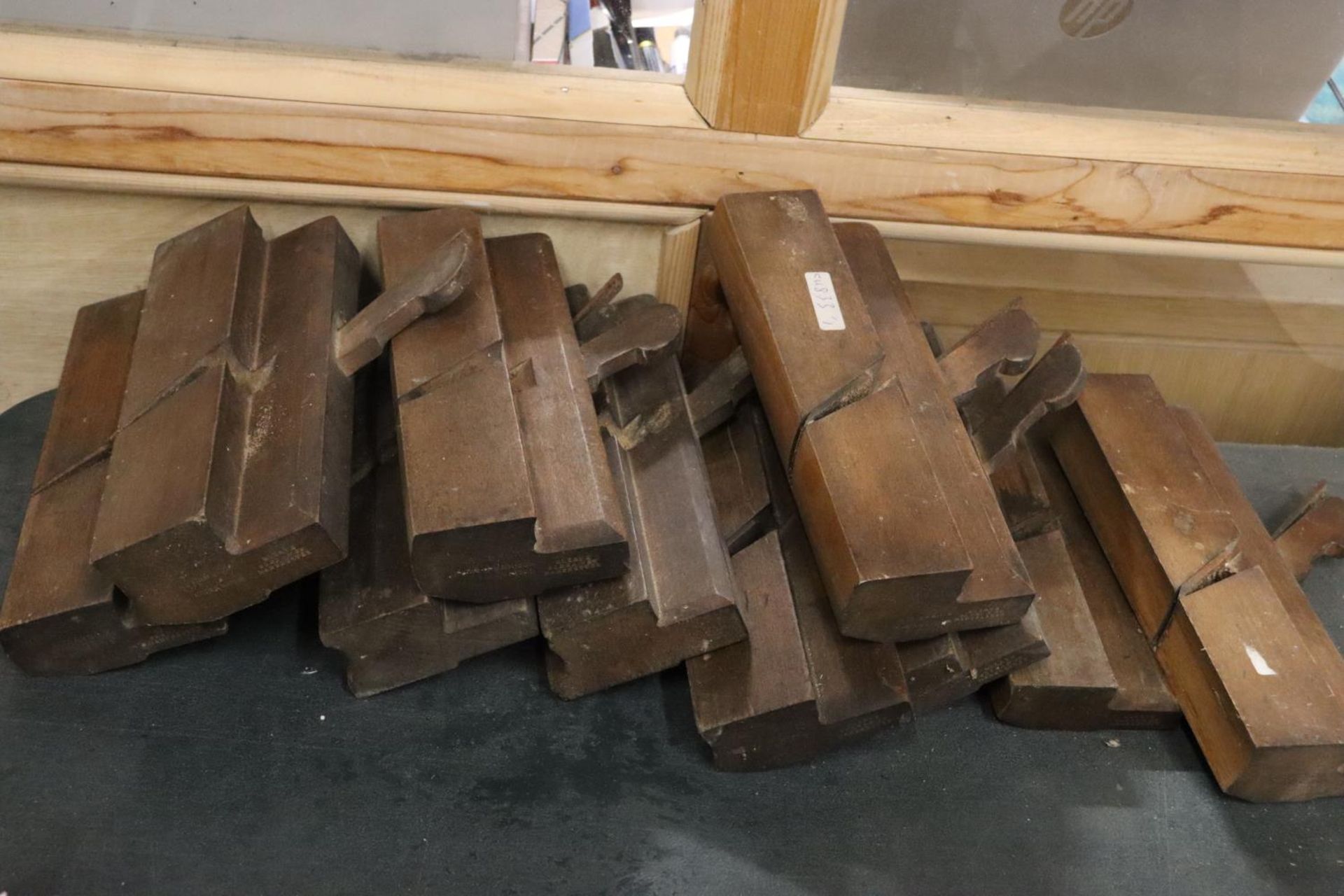A QUANTITY OF WOODEN PLANES - Image 5 of 7