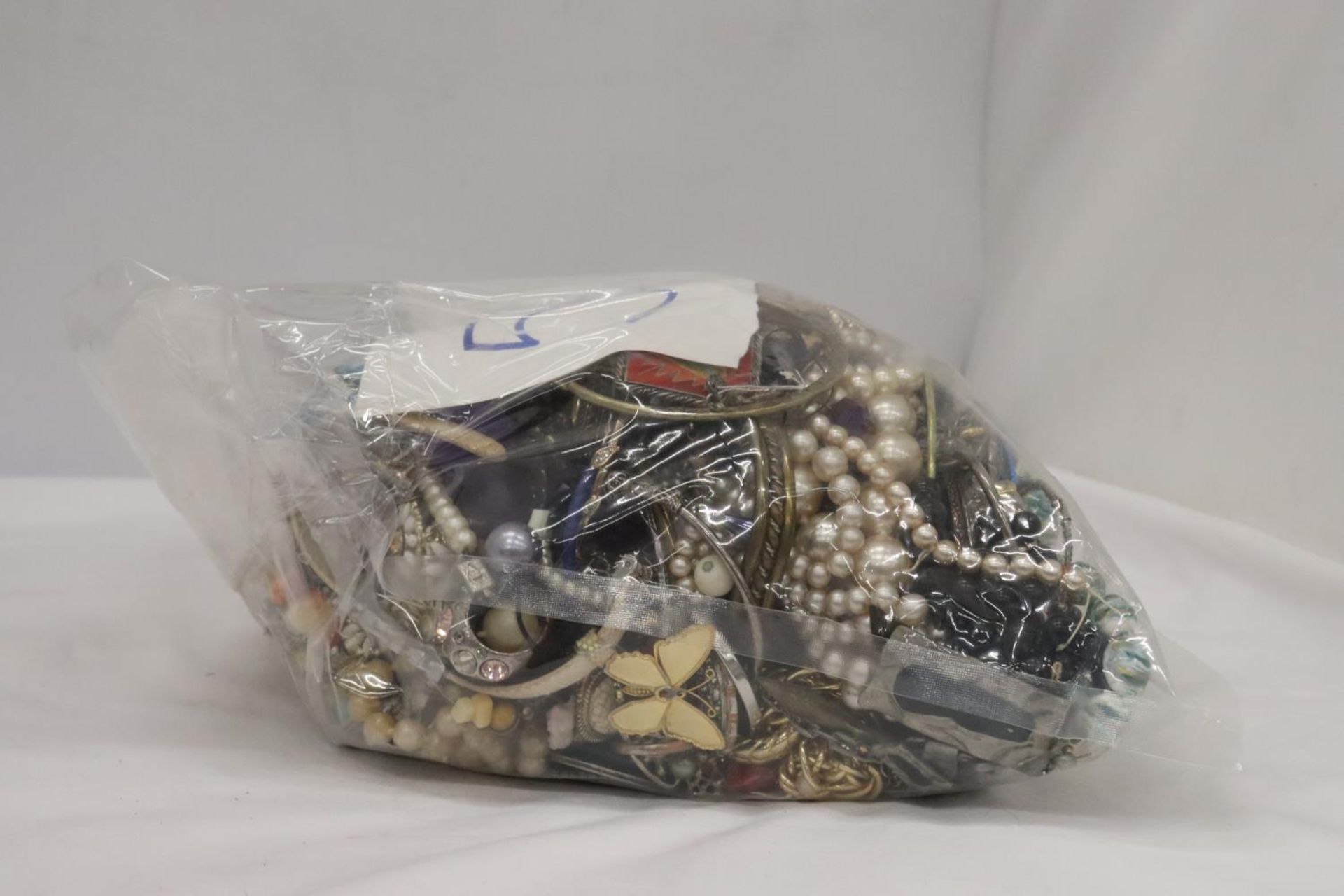 A LARGE QUANTITY OF COSTUME JEWELLERY - 5 KG IN TOTAL - Image 2 of 8