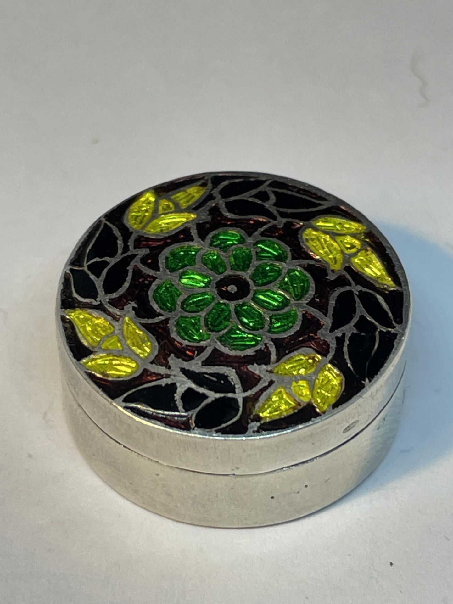 A MARKED SILVER PILL BOX WITH DECORATIVE TOP