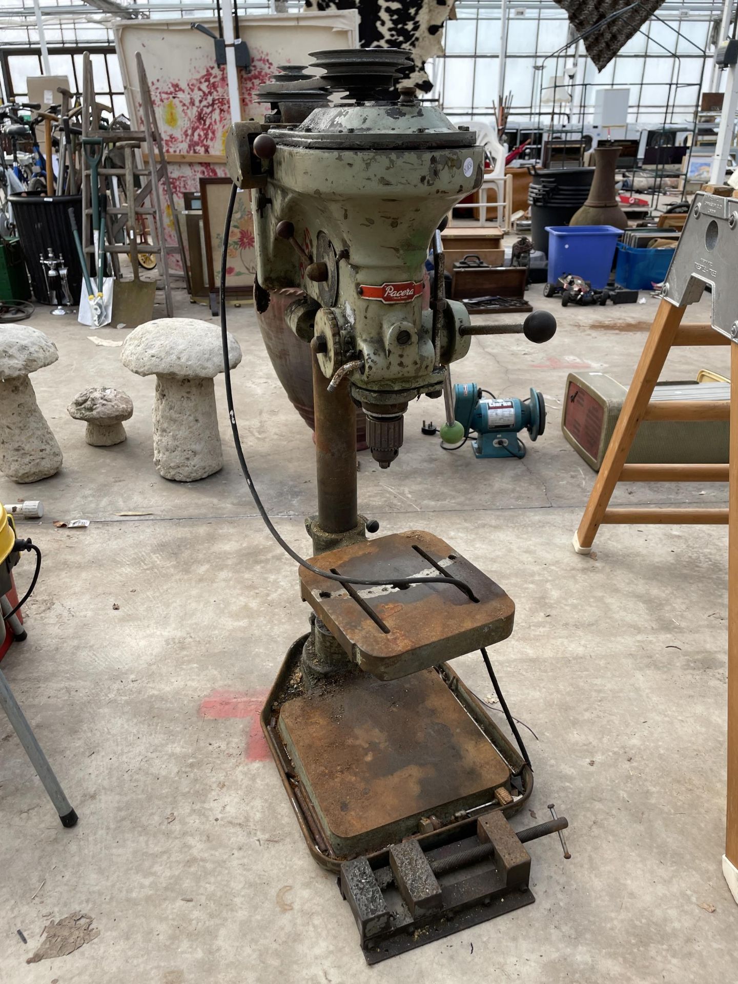 A PACERA BENCH TOP PILLAR DRILL WITH MOTOR AND A VICE - Bild 2 aus 5