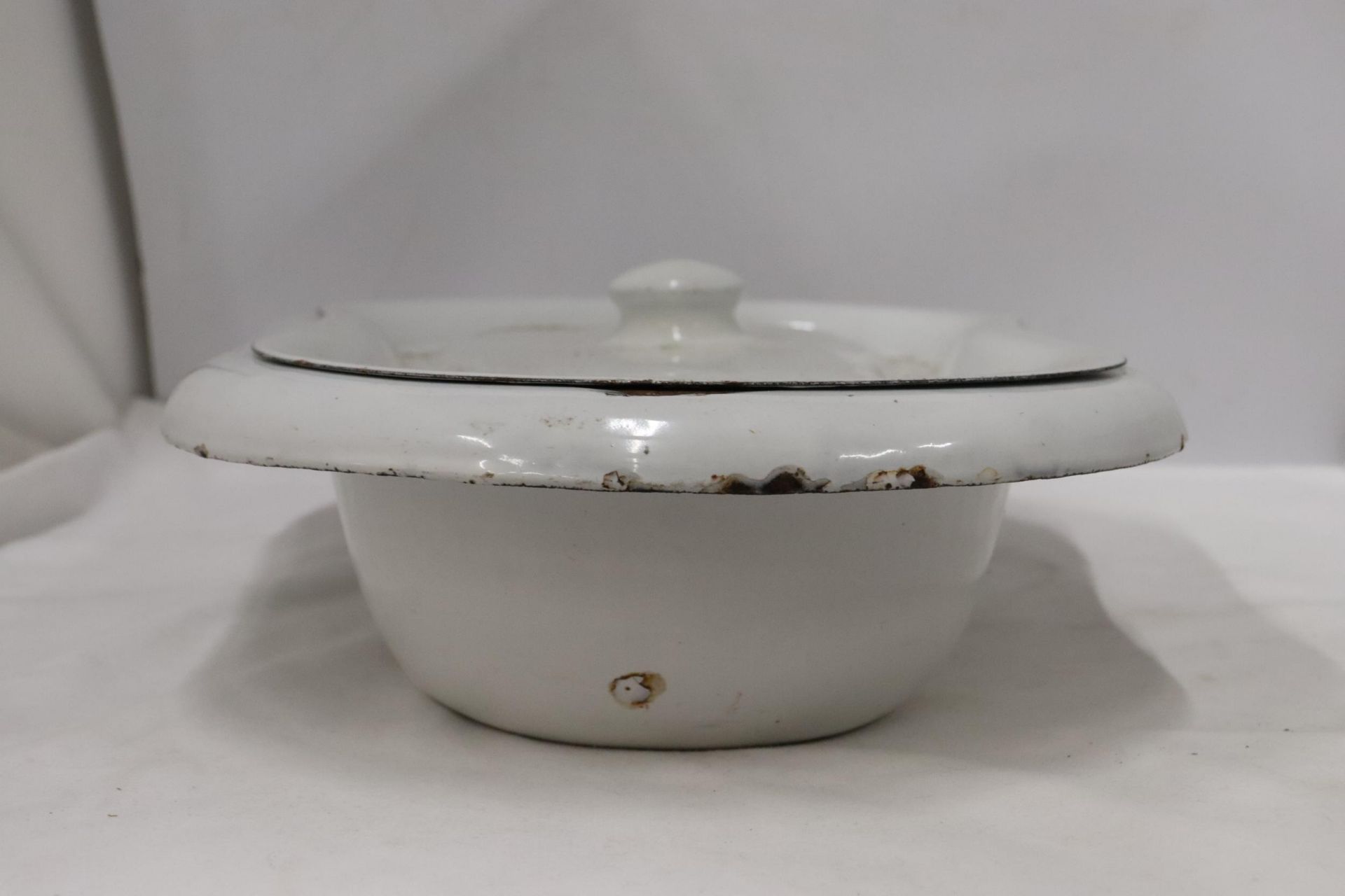 A LARGE VINTAGE ENAMEL LIDDED DISH - Image 5 of 7