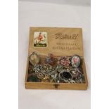 A QUANTITY OF VINTAGE COSTUME JEWELLERY TO INCLUDE RINGS, BROOCHES AND NECKLACES IN A CIGAR BOX