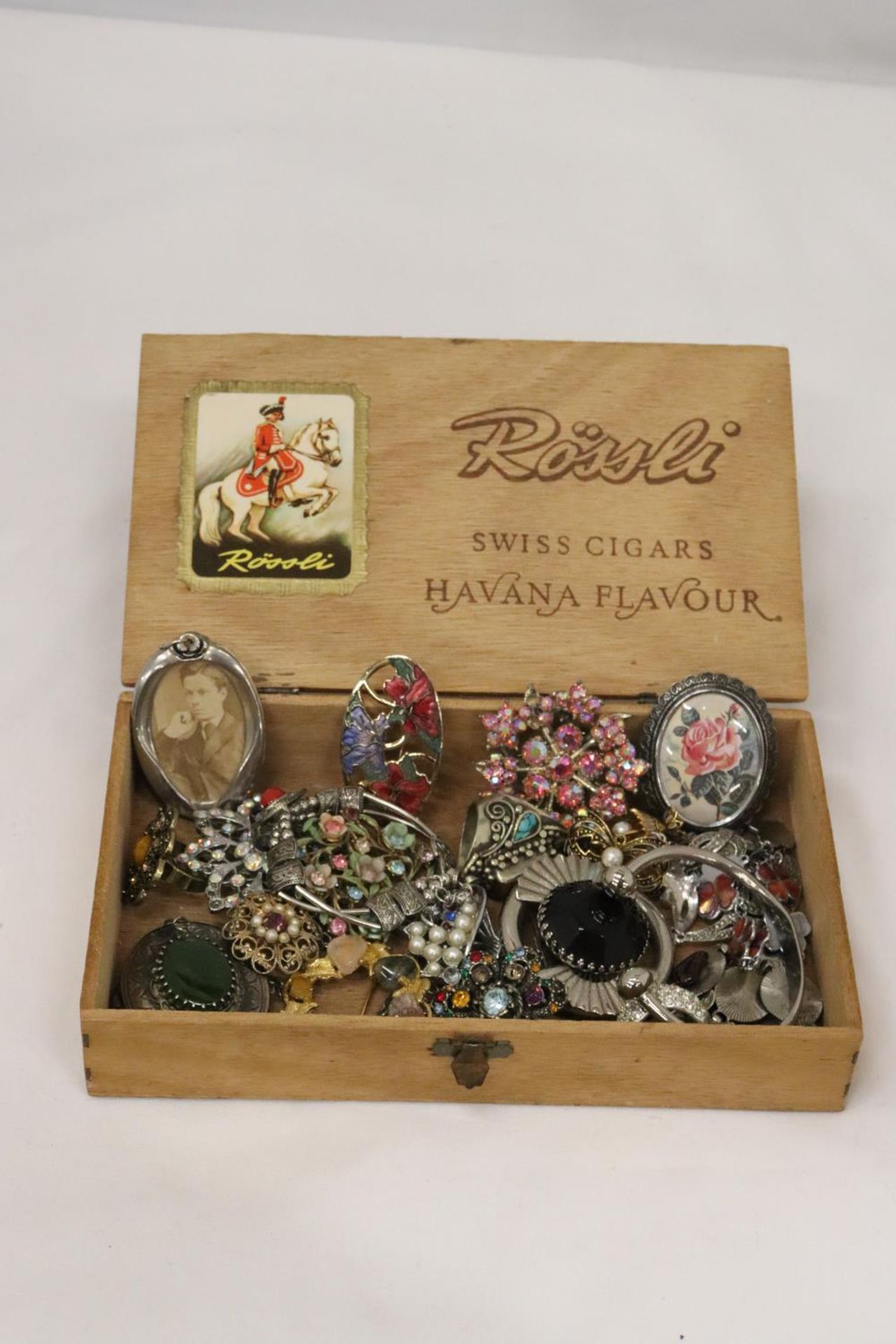 A QUANTITY OF VINTAGE COSTUME JEWELLERY TO INCLUDE RINGS, BROOCHES AND NECKLACES IN A CIGAR BOX