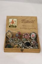 A QUANTITY OF VINTAGE COSTUME JEWELLERY TO INCLUDE RINGS, BROOCHES AND NECKLACES IN A CIGAR BOX