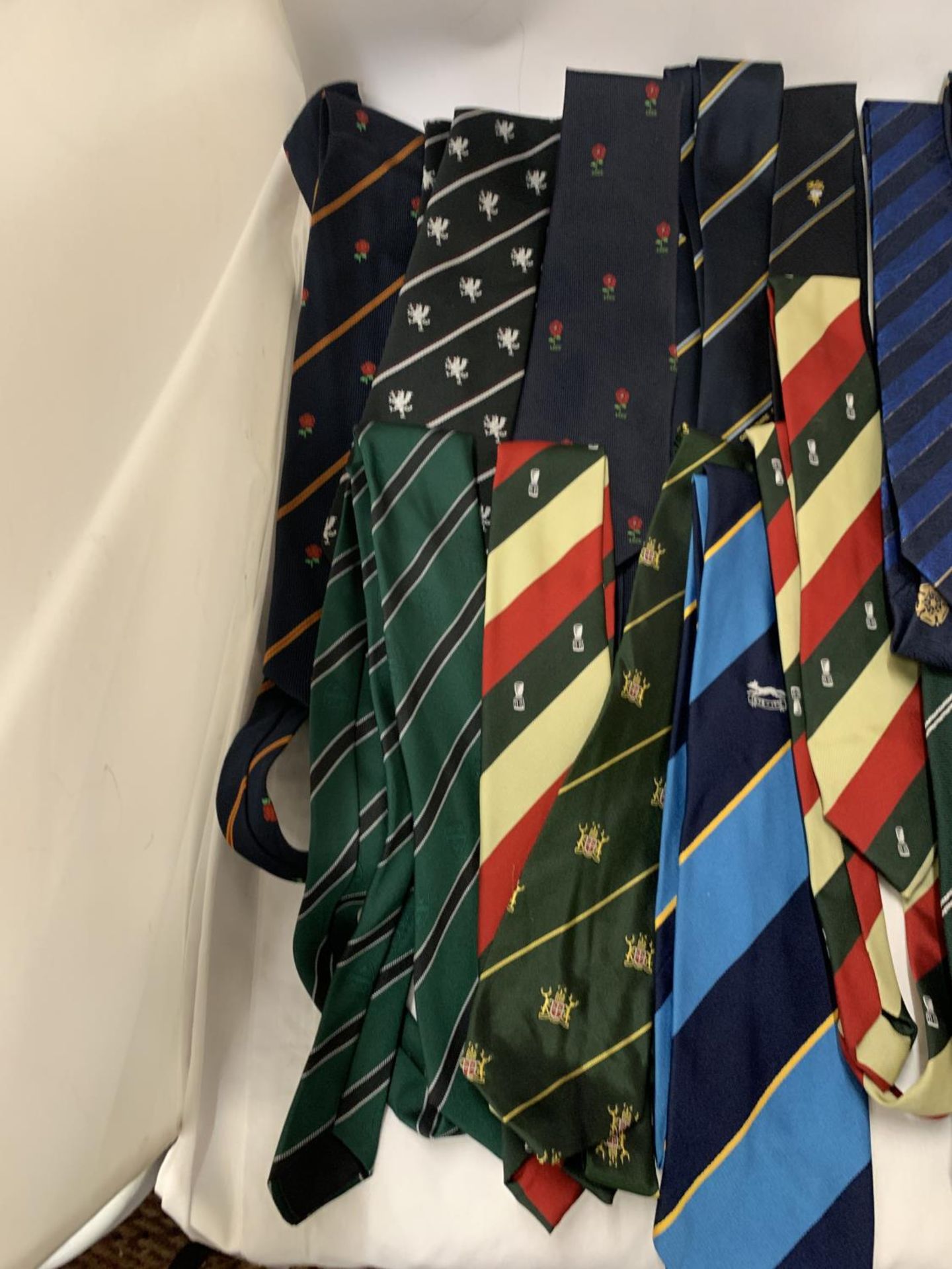 A COLLECTION OF COUNTY CRICKET TIES, SOME VINTAGE - APPROX 20 IN TOTAL - Bild 2 aus 4