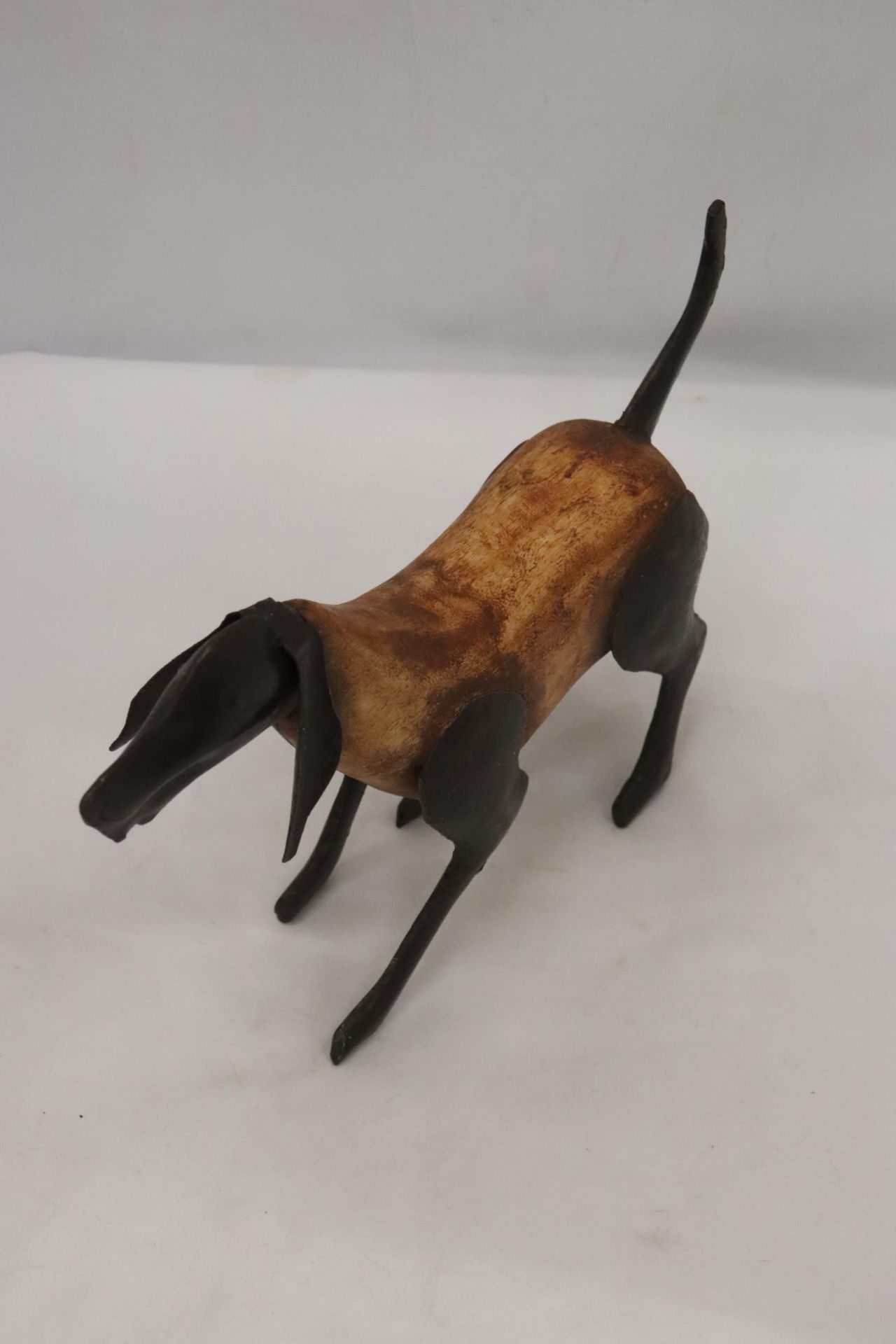 A METAL AND CARVED WOOD DESIGNER DOG, HEIGHT 21CM, LENGTH 30CM - Image 2 of 6