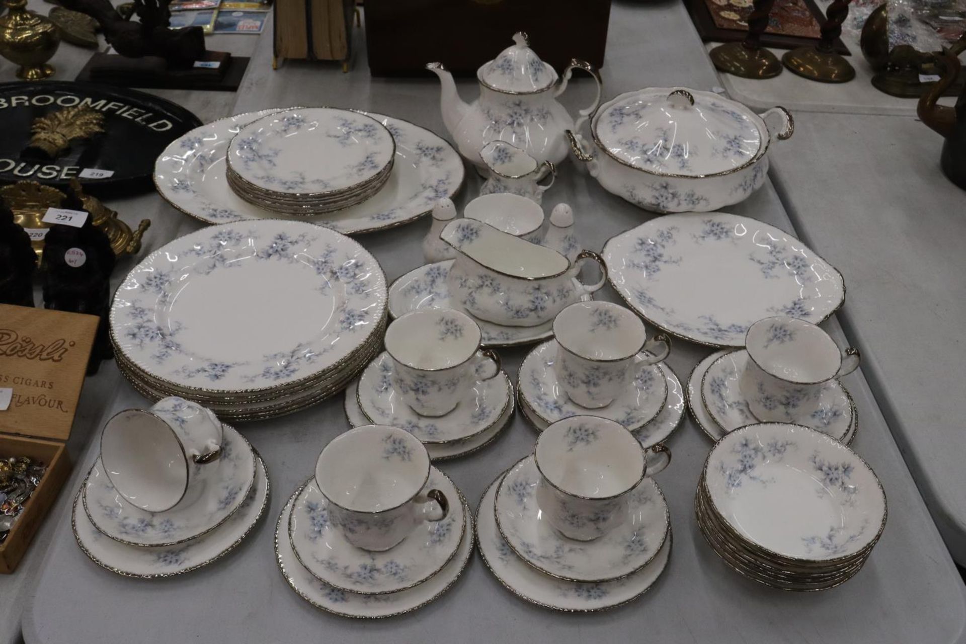 A PARAGON 'BRIDES CHOICE' DINNER SERVICE TO INCLUDE SIX OF EACH, DINNER, SALAD, SIDE PLATES, CUPS