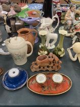 A VINTAGE LOT OF CERAMICS TO INCLUDE MALING INKWELLS, ONE WITH ORIENTAL DRAGON PATTERN, A SUNDERLAND