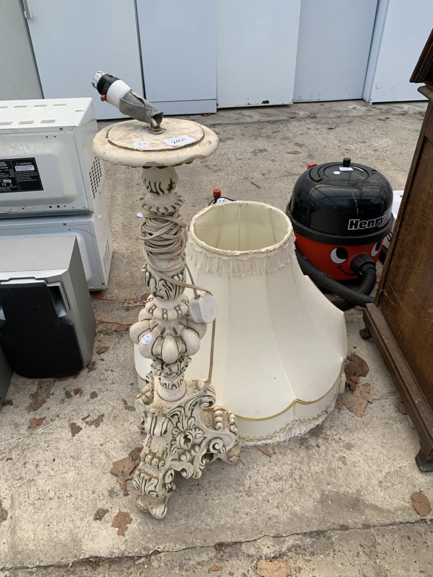 A DECORATIVE TABLE LAMP WITH SHADE