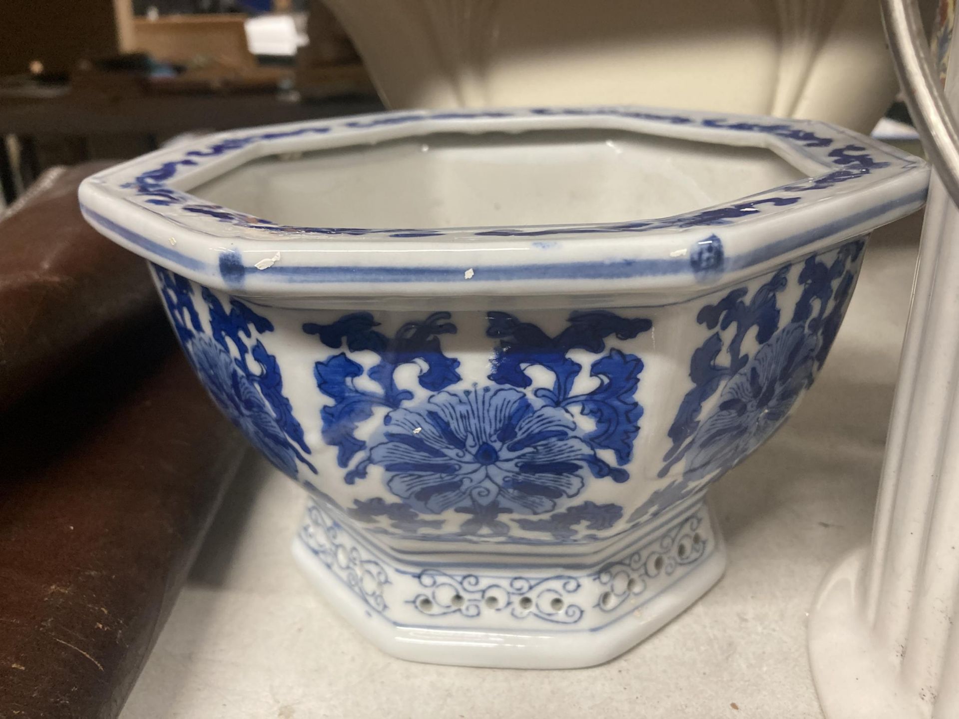 VARIOUS LARGE ITEMS OF CERAMICS TO INCLUDE AN ORIENTAL STYLE VASE, BLUE AND WHITE BOWL ETC - Image 2 of 6