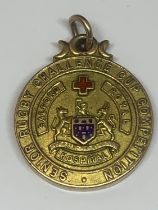 A HALLMARKED 9 CARAT GOLD FATTORINI & SONS BRADFORD HOUSE BIRMINGHAM COMMEMORATIVE MEDAL SALFORD