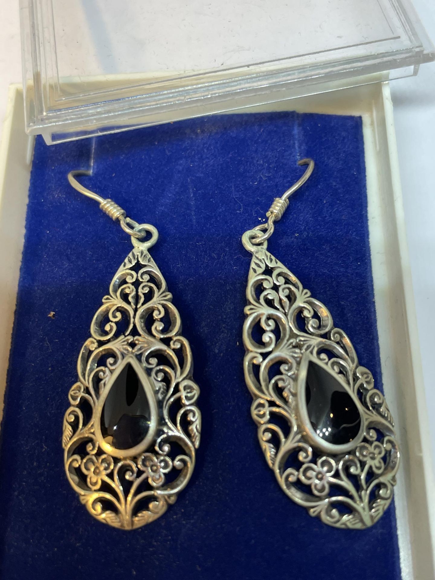 A PAIR OF SILVER AND BLACK STONE DROP EARRINGS IN A PRESENTATION BOX - Image 2 of 3