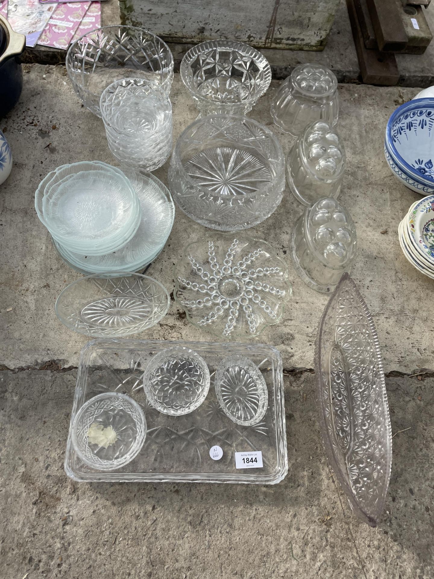 AN ASSORTMENT OF GLASS WARE TO INCLUDE A DRESSING TABLE SET, BOWLS AND JELLY MOULDS ETC