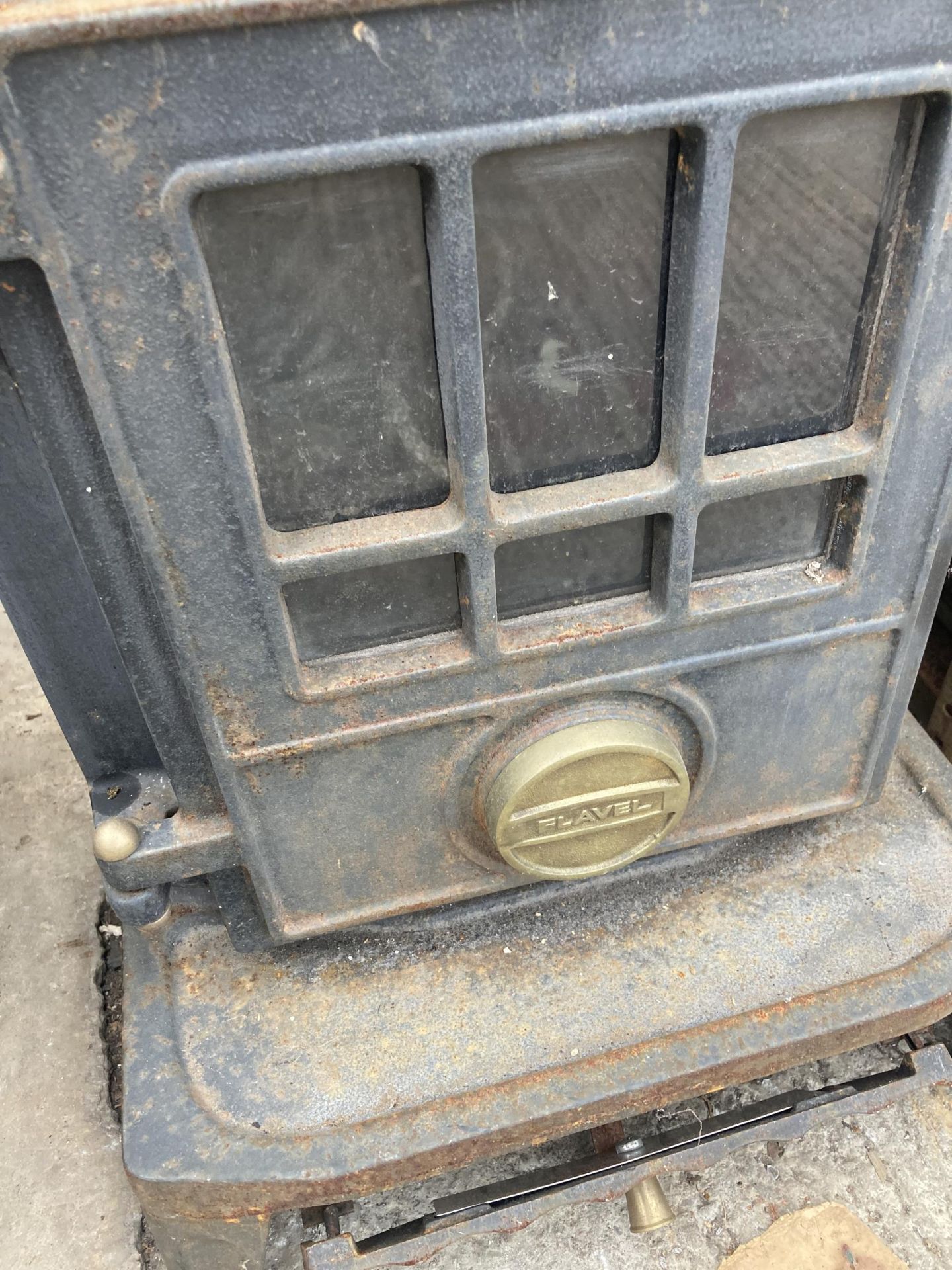 A VINTAGE CAST IRON LOG BURNING STOVE - Image 3 of 3