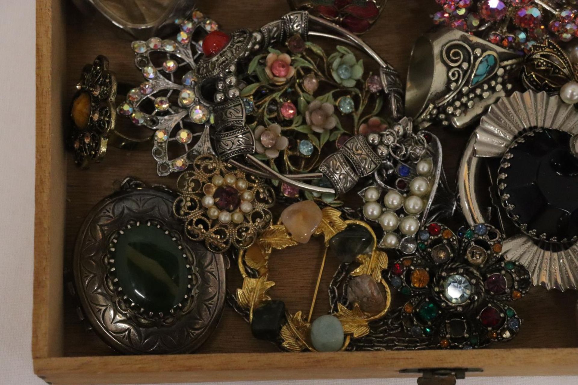 A QUANTITY OF VINTAGE COSTUME JEWELLERY TO INCLUDE RINGS, BROOCHES AND NECKLACES IN A CIGAR BOX - Image 6 of 10