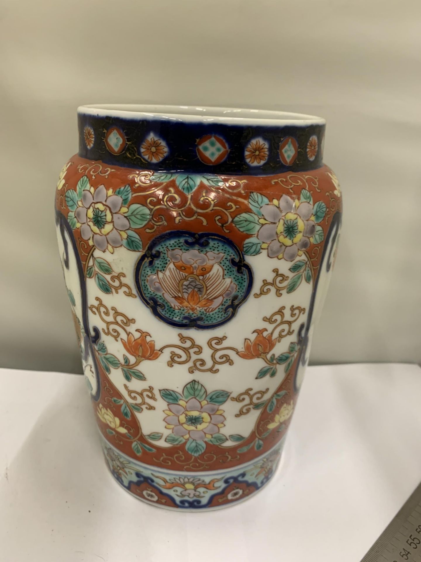 AN ORIENTAL PORCELAIN FLAT BOTTOMED CYLINDRICAL VASE - Image 2 of 4