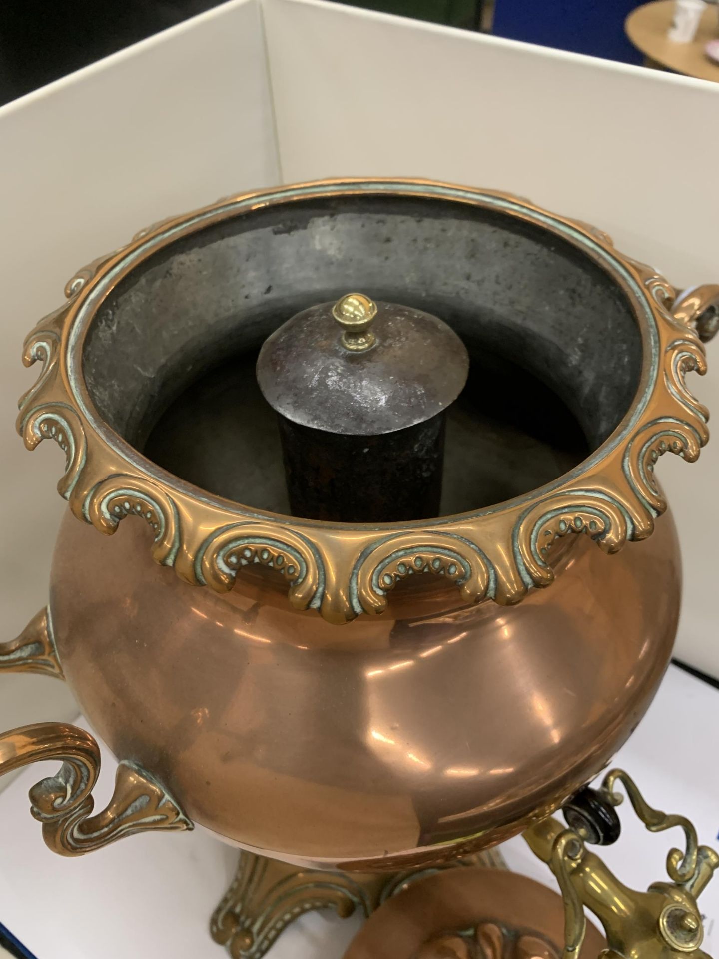 A VINTAGE DECORATIVE COPPER AND BRASS SAMOVAR WITH WHITE HANDLES (ONE A/F) - Image 5 of 5