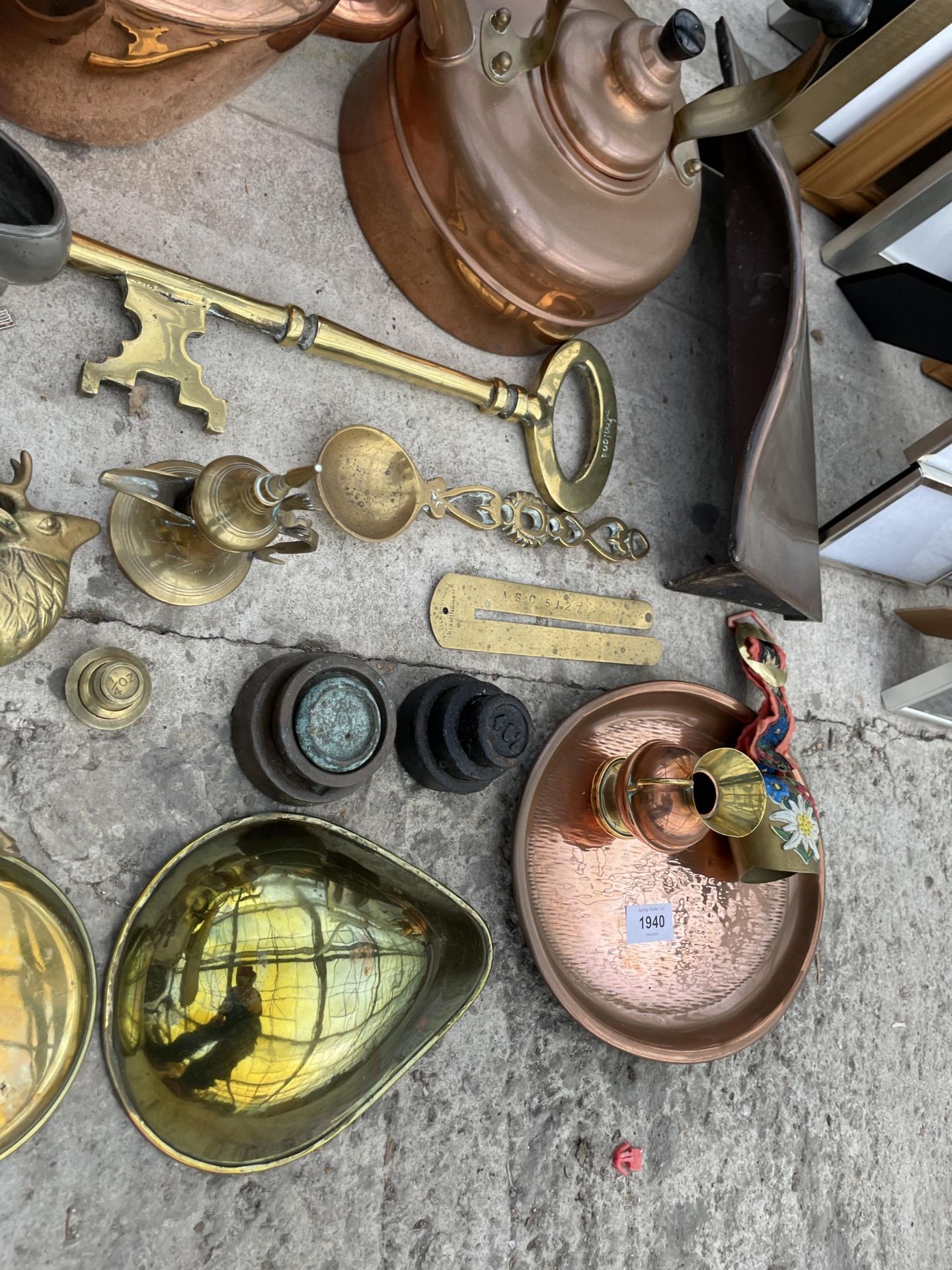 A LARGE ASSORTMENT OF METAL WARE ITEMS TO INCLUDE A LARGE BRASS KEY, COPPER KETTLES AND JAM PANS ETC - Image 4 of 4