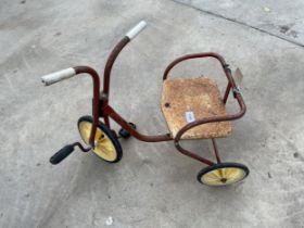 A VINTAGE METAL CHILDS TRICYCLE