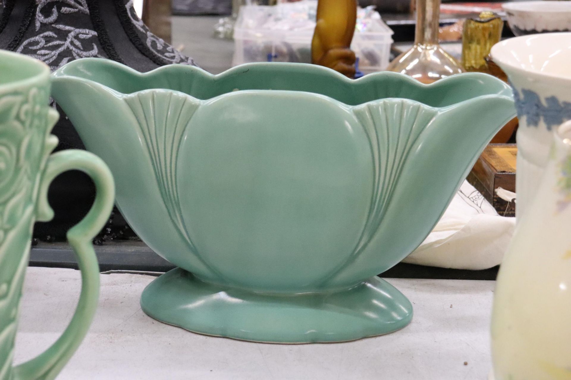 A QUANTITY OF CERAMICS TO INCLUDE A WADE GREEN GLAZED ART DECO JUG, WEDGWOOD VASE (A/F), P & C - Bild 2 aus 10