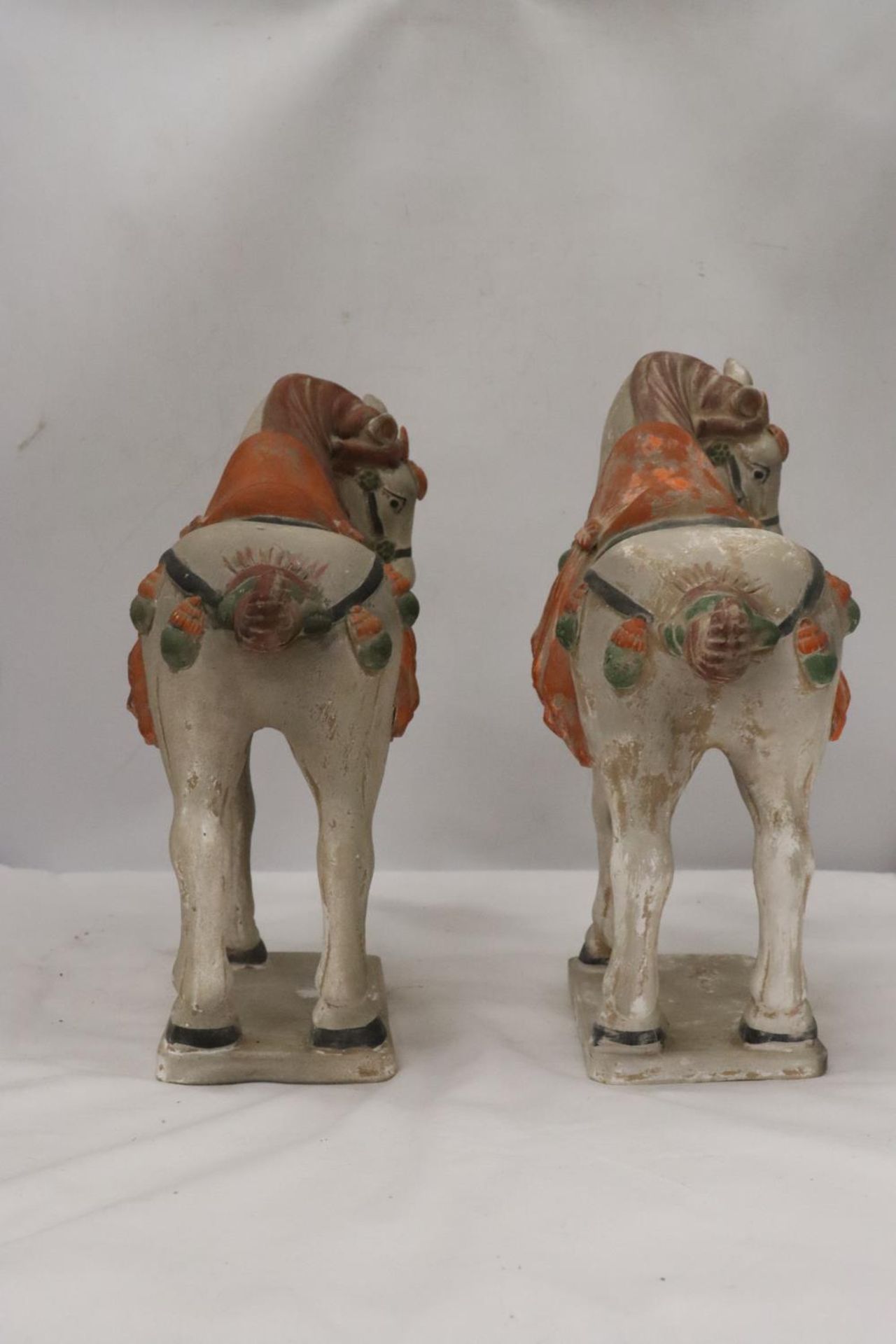 TWO TANG DYNASTY STYLE HORSES - Bild 4 aus 6
