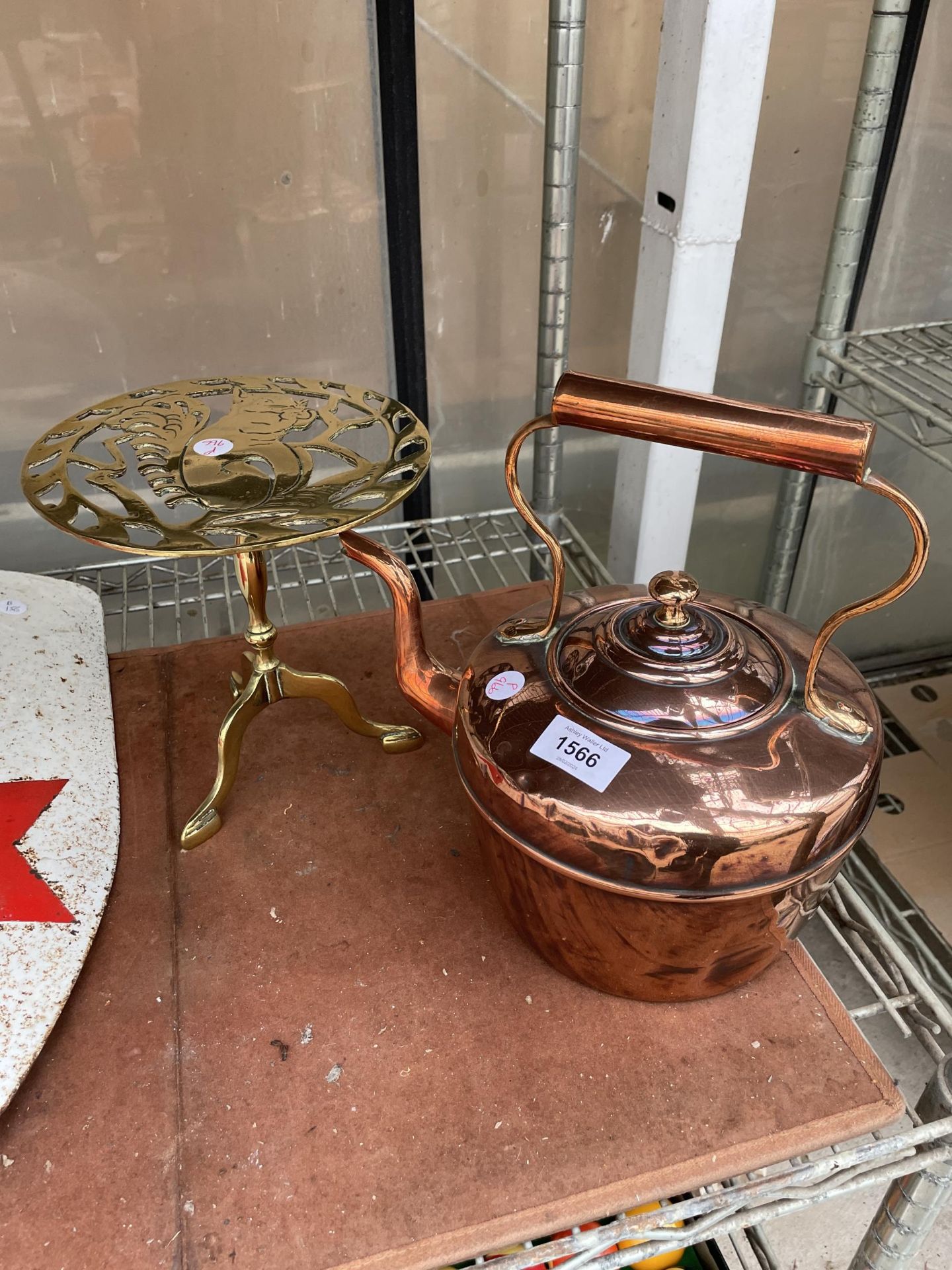 A LARGE VINTAGE COPPER KETTLE AND A BRASS TRIVET STAND