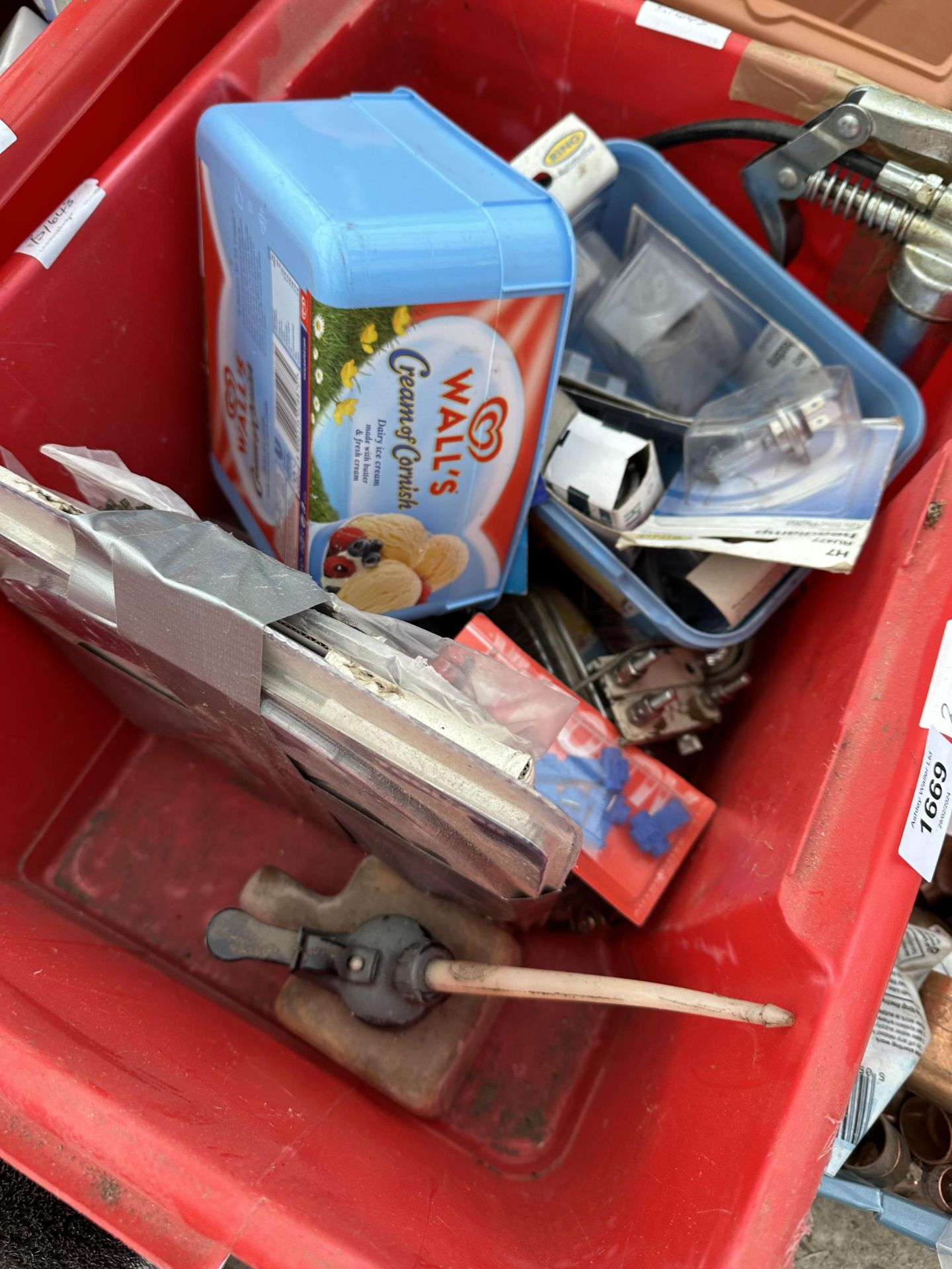 AN ASSORTMENT OF TOOLS AND HARDWARE TO INCLUDE COPPER PIPE FITTINGS, SAWS AND AN OIL CAN ETC - Image 3 of 4