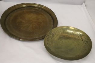 TWO VINTAGE ROUND BRASS PLAQUES, DIAMETERS 36CM AND 26CM