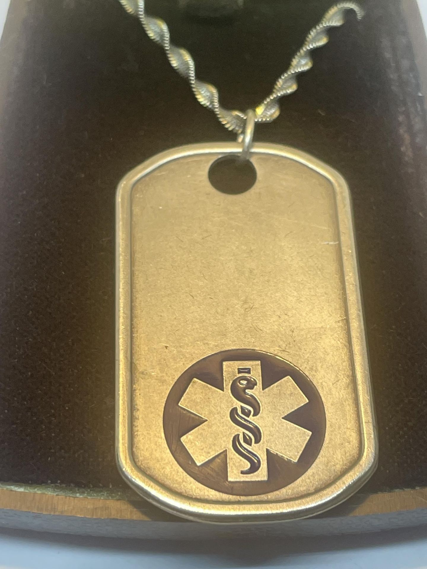 A MEDICAL PENDANT ON A MARKED SILVER CHAIN - Image 2 of 4