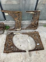 TWO PAIRS OF VINTAGE CAST IRON WALL MOUNTING L BRACKETS