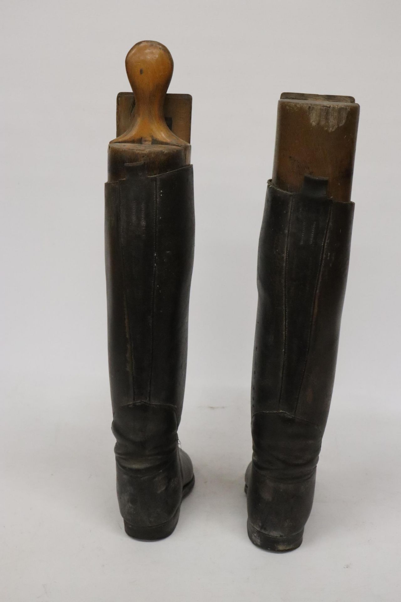 A PAIR OF VINTAGE LEATHER RIDING BOOTS WITH WOODEN BOOT TREES - Image 4 of 5