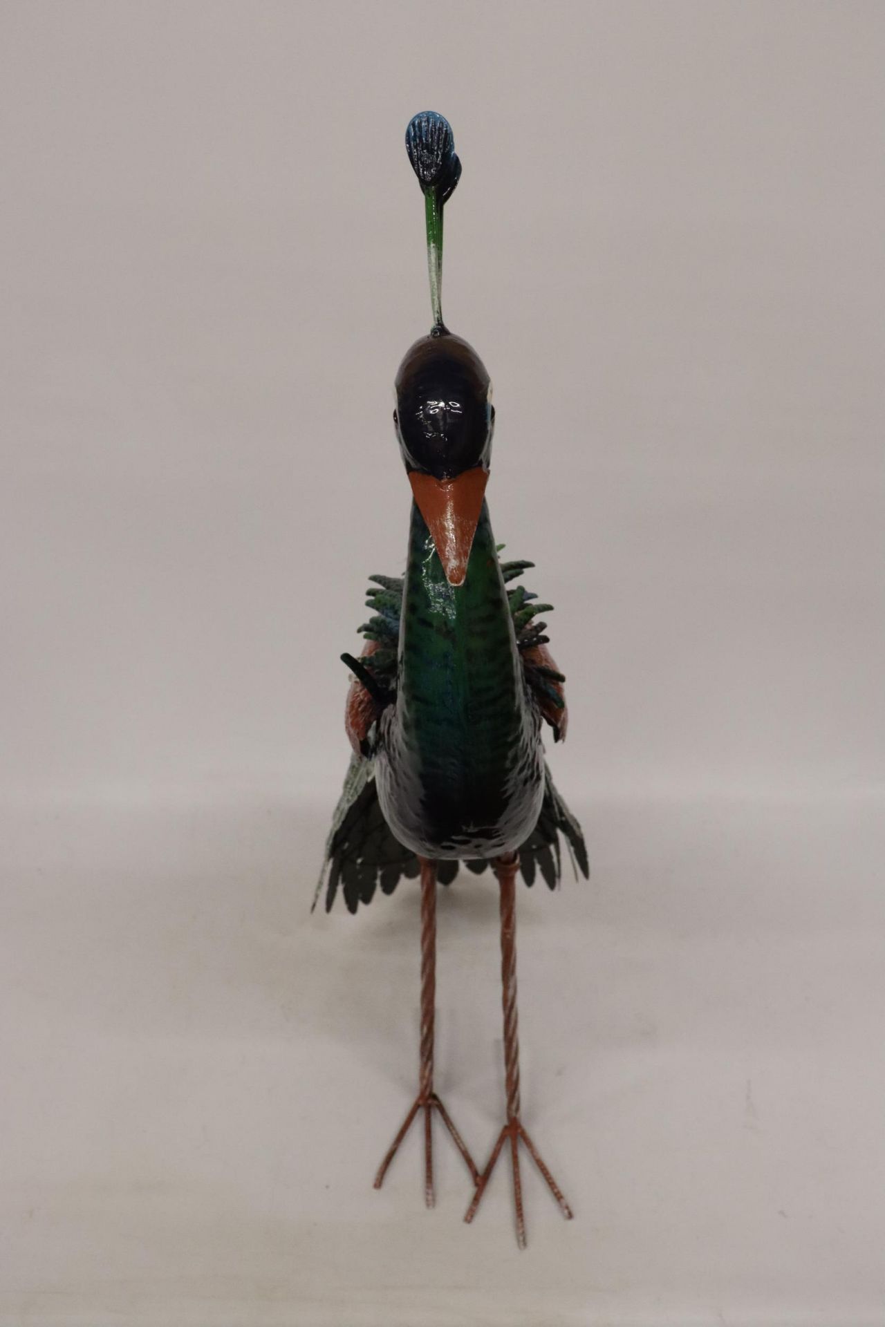 A HEAVY METAL PAINTED PEACOCK GARDEN ORNAMENT, 1 METRE HIGH - Image 3 of 8
