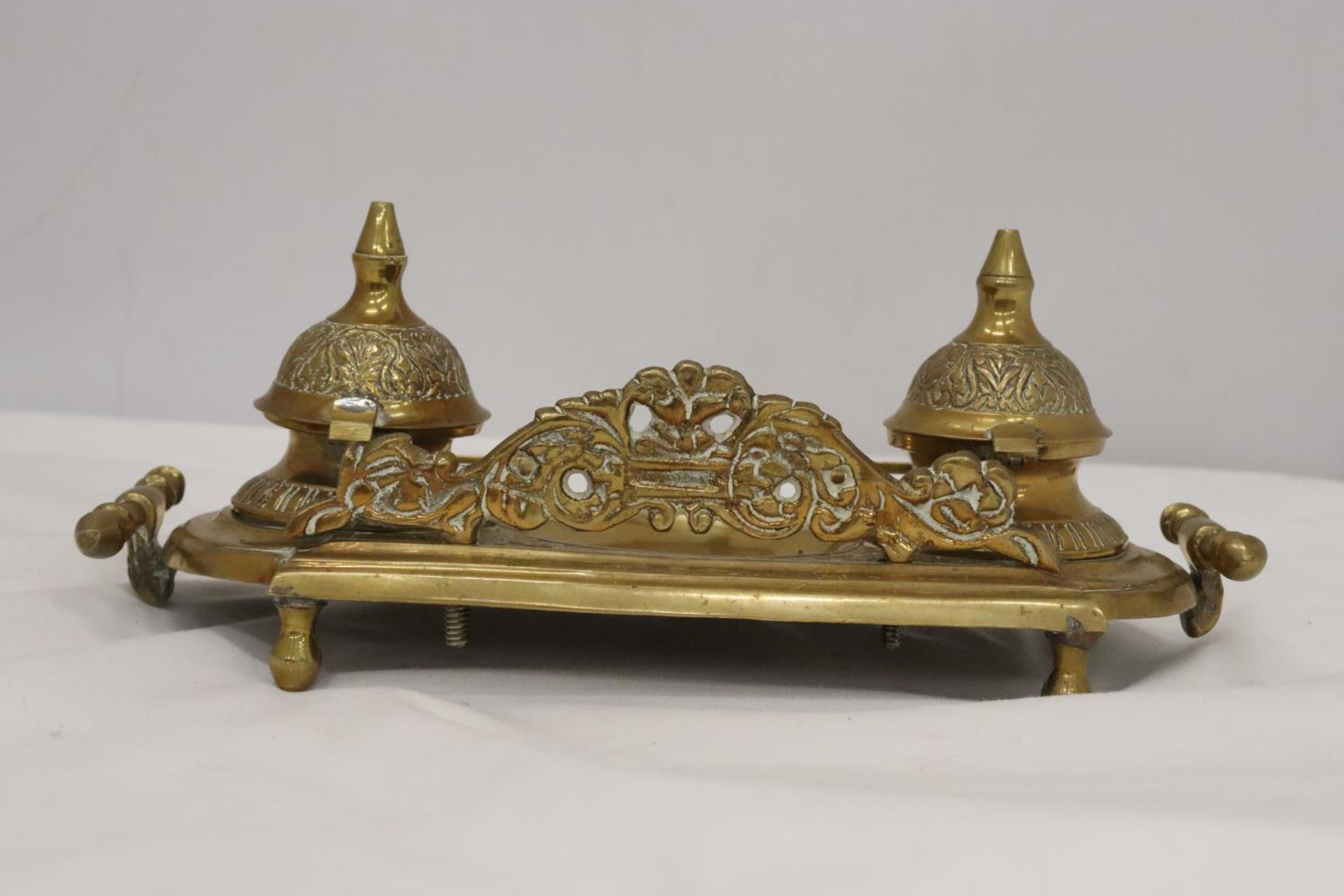 AN ORNATE BRASS INKWELL AND LETTER OPENER - Image 5 of 6