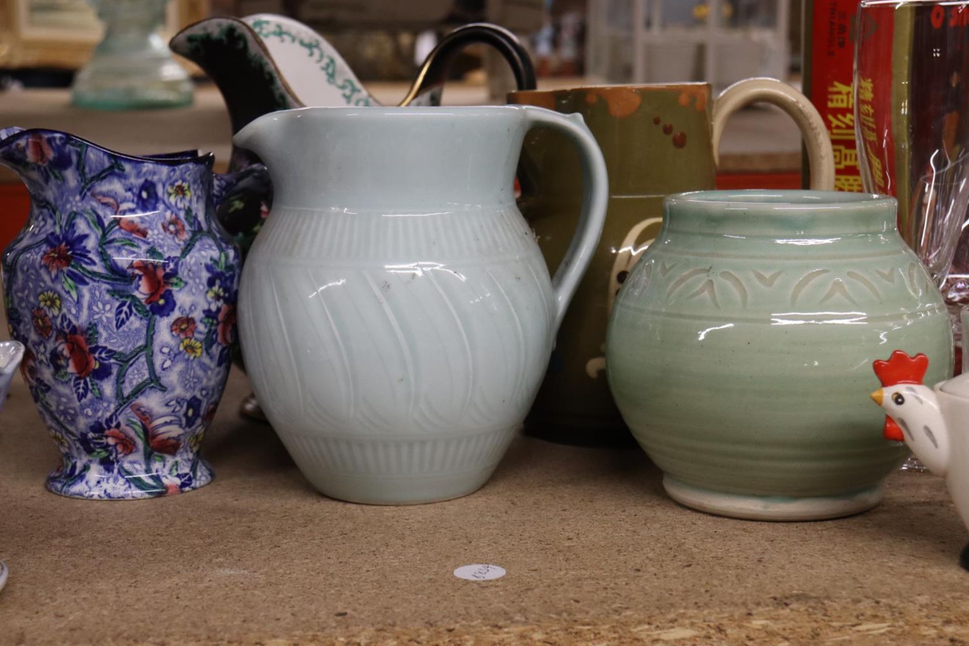 A QUANTITY OF VINTAGE CERAMICS TO INCLUDE JUGS, VASES, BOWLS, ETC - Image 3 of 4
