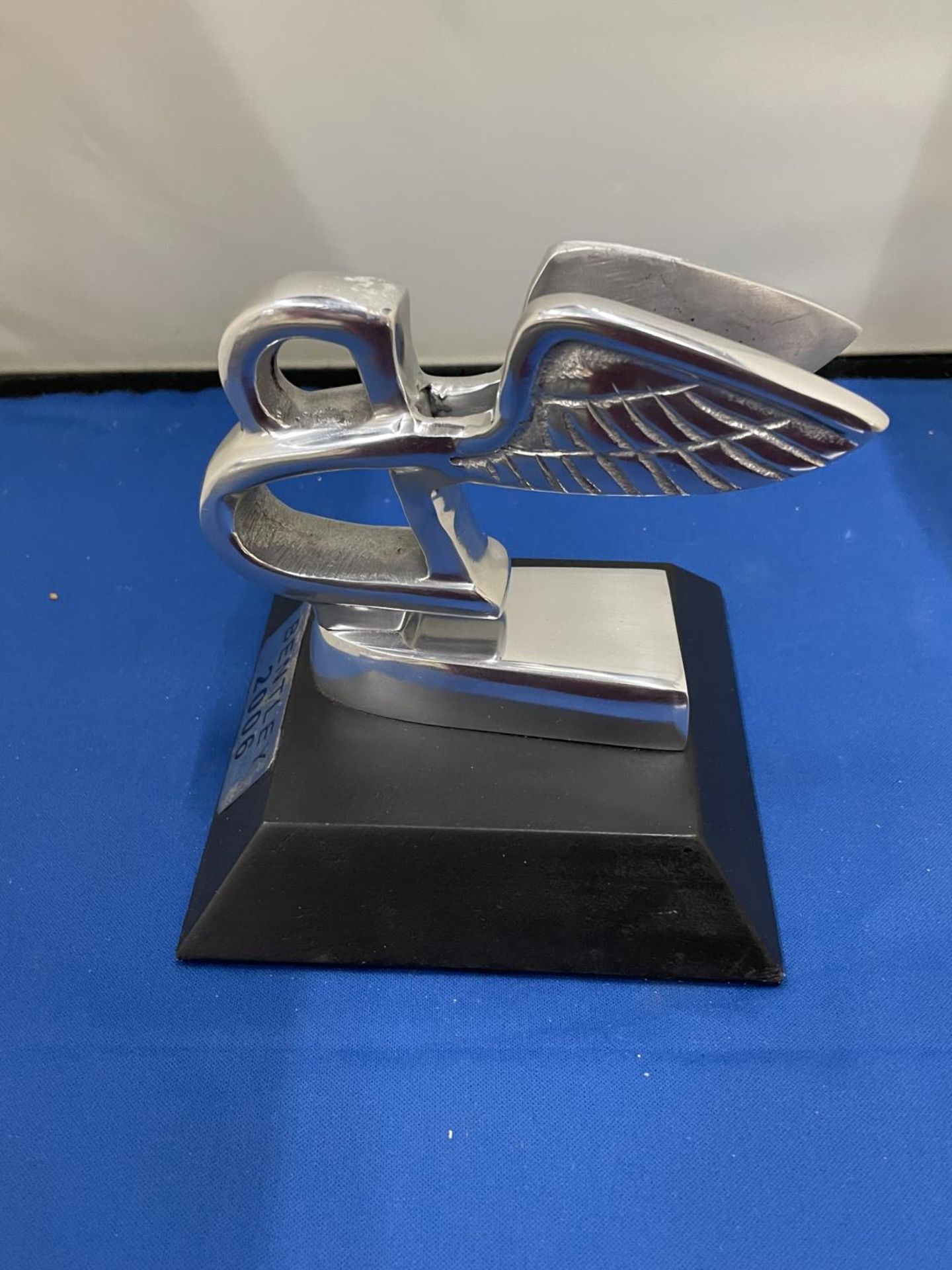 A CHROME BENTLEY 'B' ON WOODEN BASE, HEIGHT 10CM - Image 2 of 2