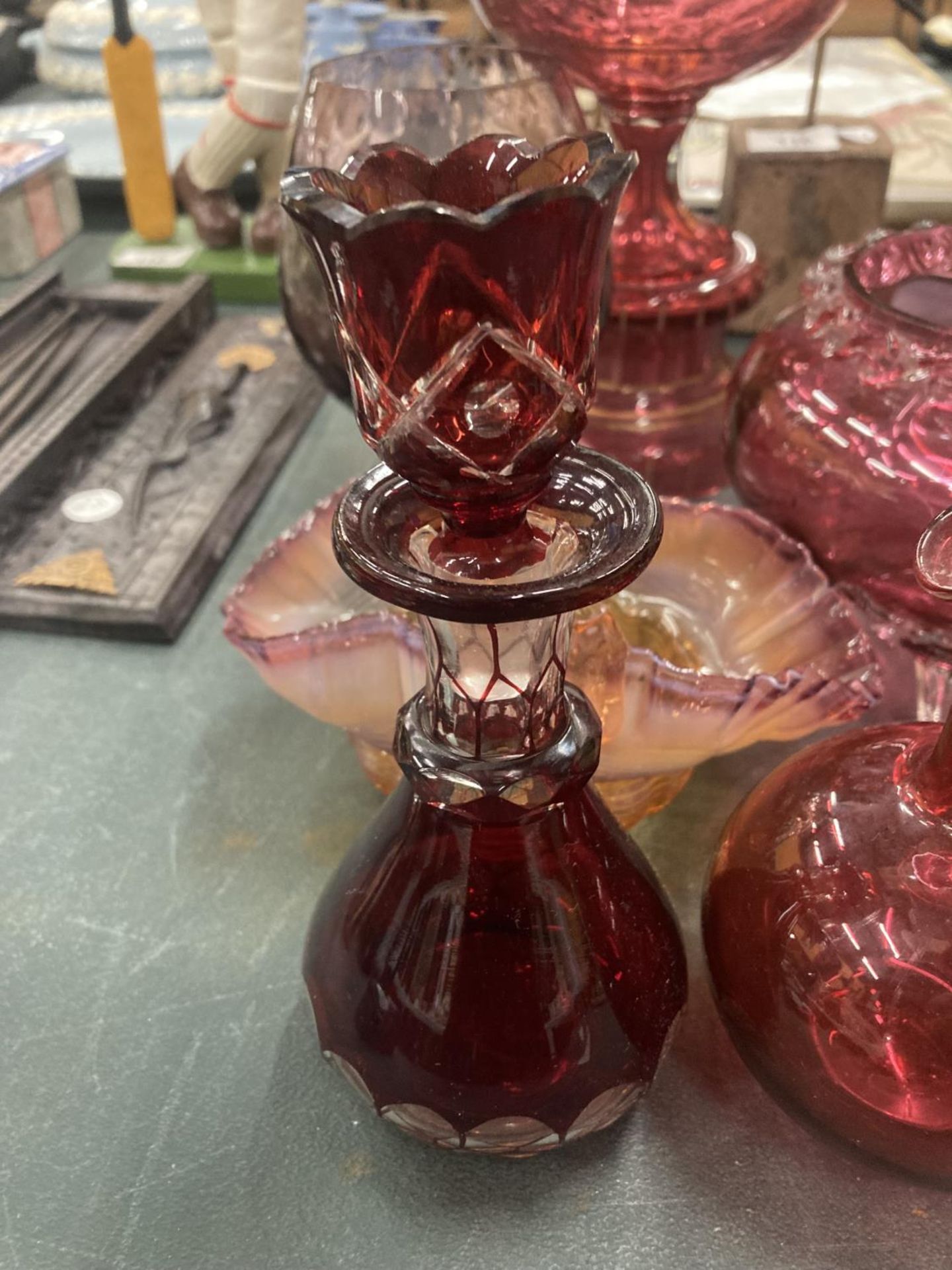 SIX PIECES OF VINTAGE COLOURED GLASSWARE TO INCLUDE CRANBERRY GLASS BON BON DISH ON PEDESTAL, FOOTED - Image 5 of 5