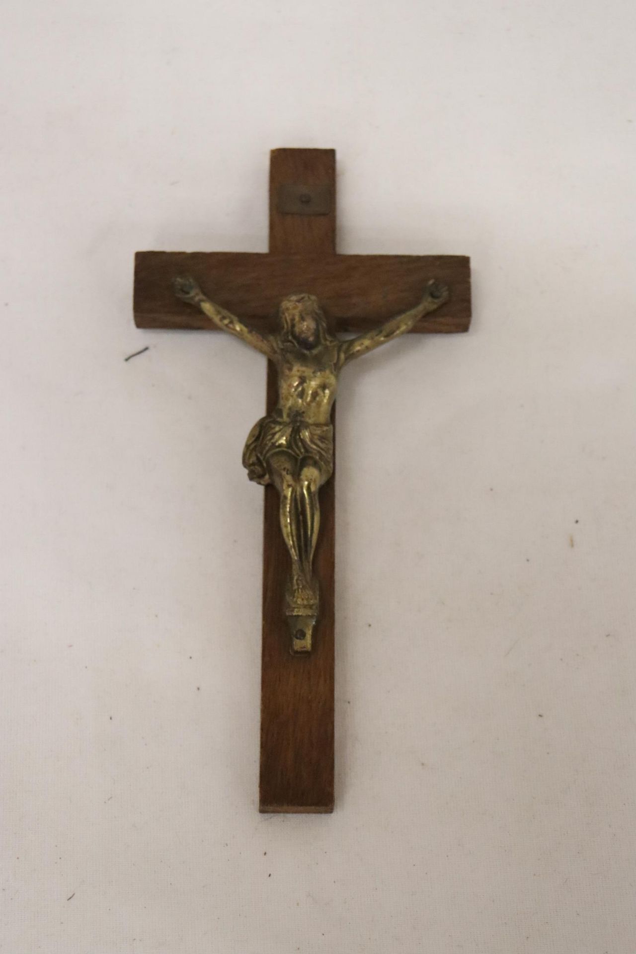A STAND UP BRASS CRUCIFIX AND WALL HANGING CRUCIFIX - Image 3 of 5