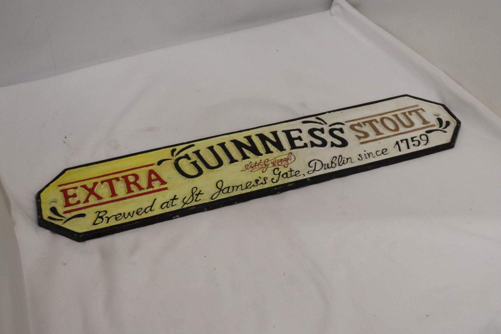 A CAST EXTRA GUINNESS STOUT SIGN - Bild 4 aus 4