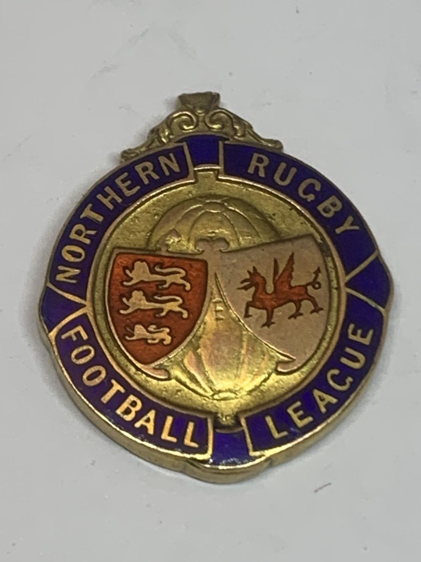 A HALLMARKED 9 CARAT GOLD NORTHERN RUGBY LEAGUE FOOTBALL MEDAL ENGRAVED WINNERS 1932-33 SALFORD F.C,