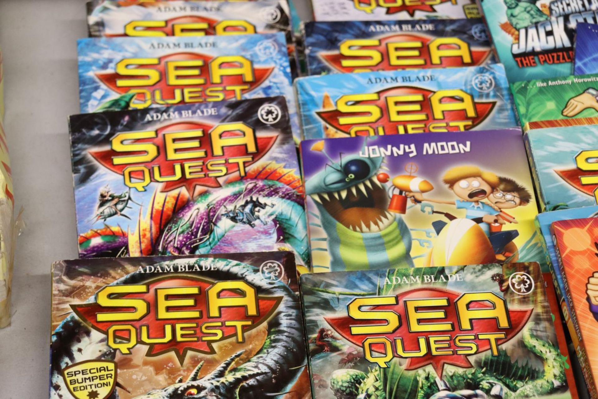A LARGE COLLECTION OF CHILDREN'S BOOKS TO INCLUDE 'SEA QUEST' BY ADAM BLADE AND SECRET AGENT JACK - Image 4 of 5