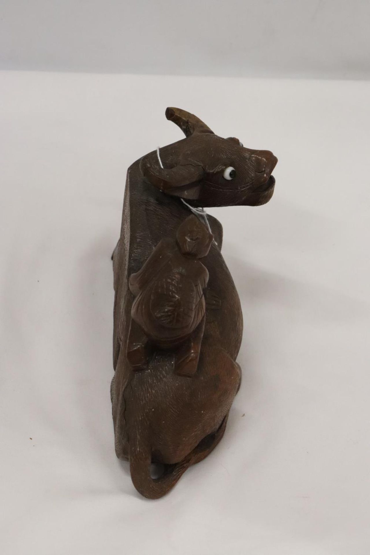AN ORIENTAL WOODEN CARVED WATER BUFFALO WITH CHILD RIDER, A/F TO LEG, HEIGHT 12CM, LENGTH 22CM - Image 3 of 5
