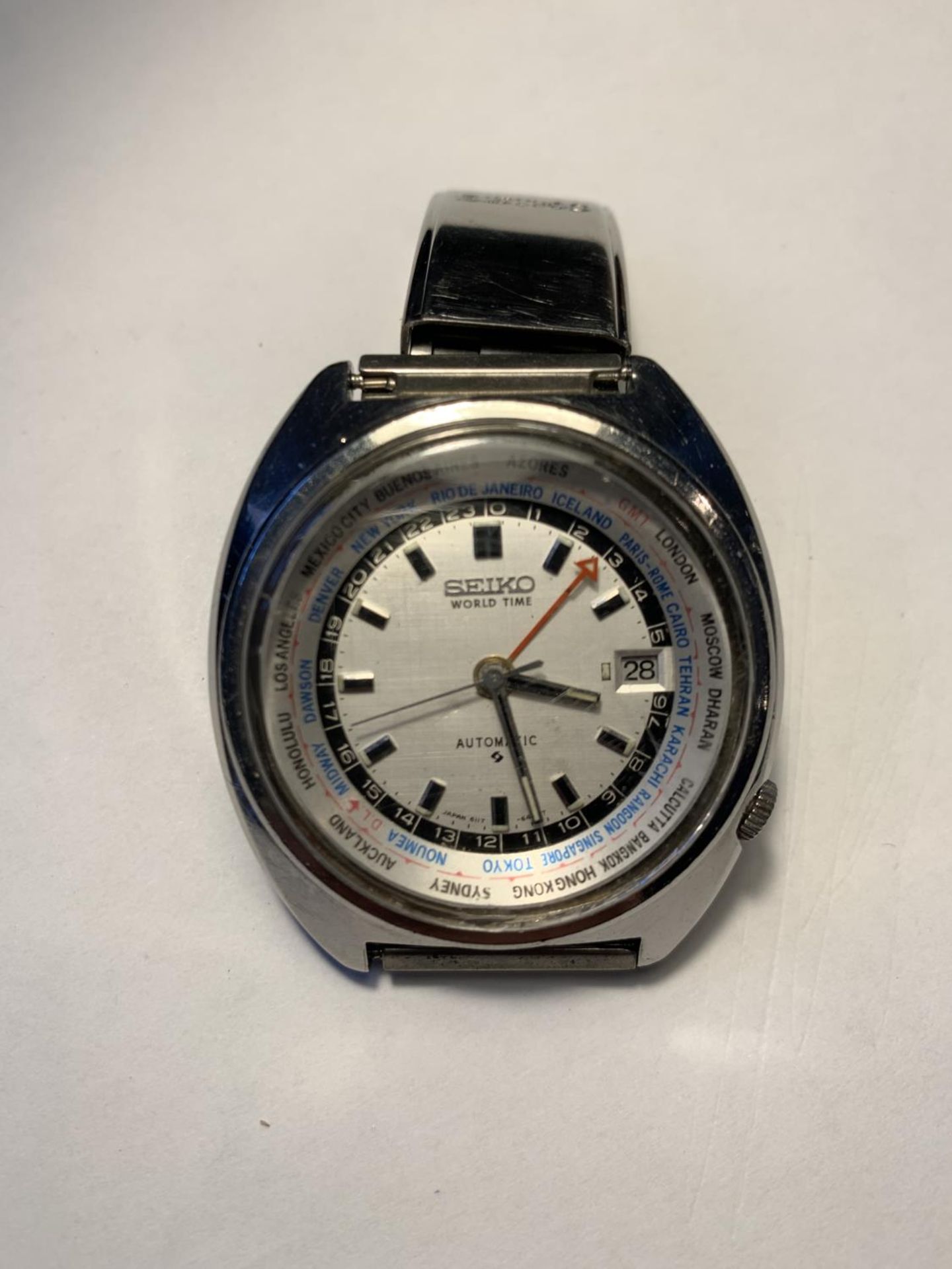 A 1970'S SEIKO WORLD TIME AUTOMATIC WRIST WATCH SEEN WORKING BUT NO WARRANTY - Image 2 of 4