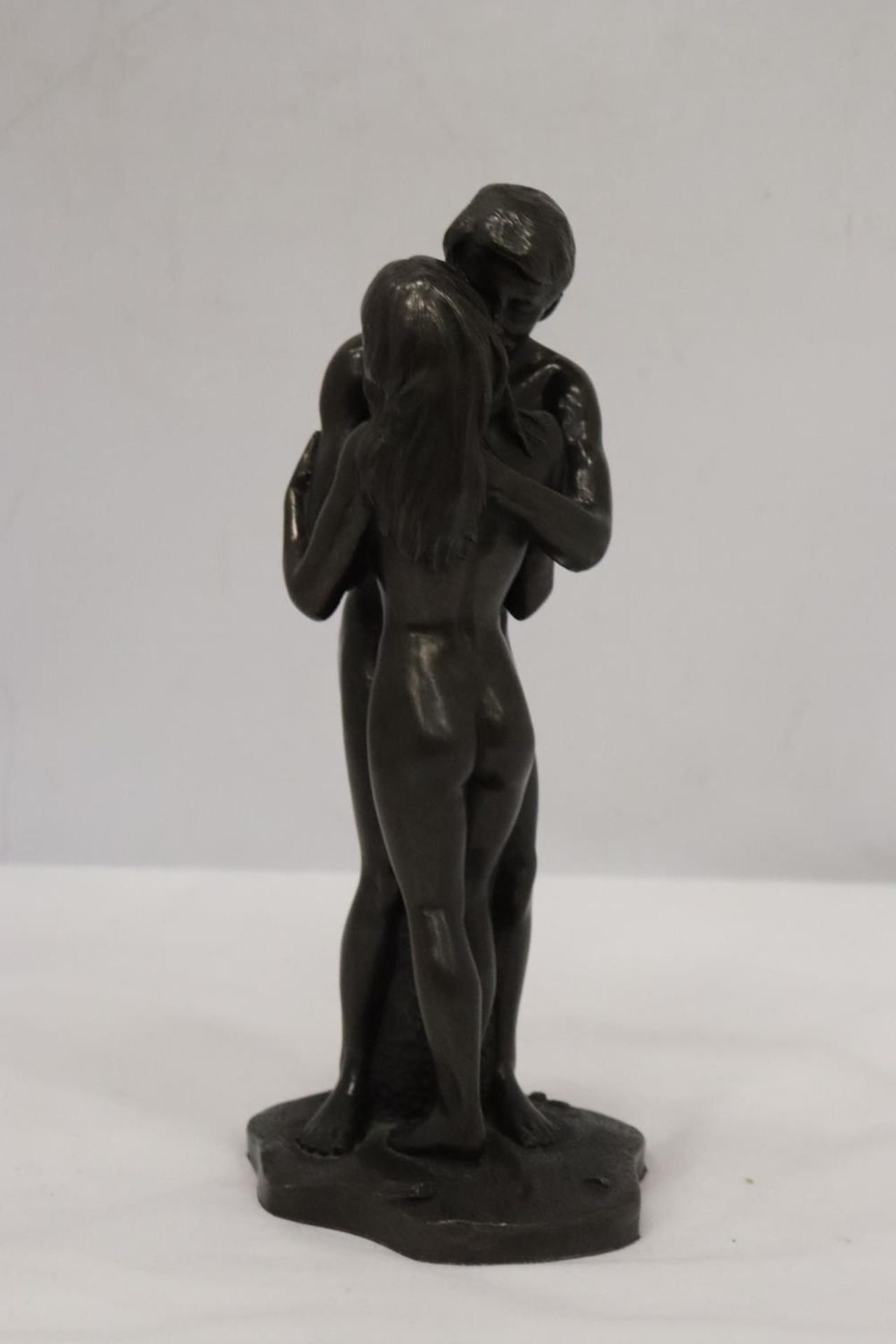 A FIGURINE 'THE LOVERS', HEIGHT 23CM - Image 4 of 5